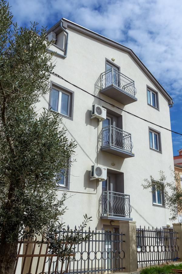 Apartments In City Center Ventus Novalja Exterior foto